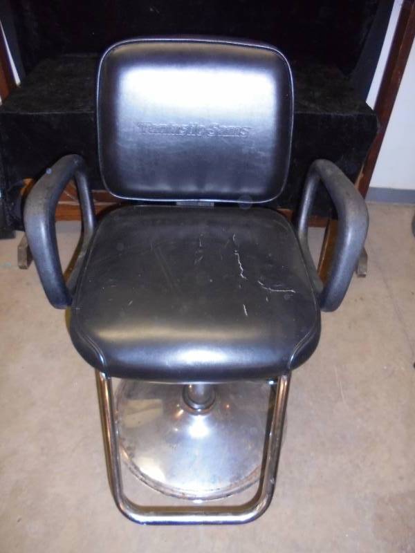 lot 29 image: Barber Chair -works great