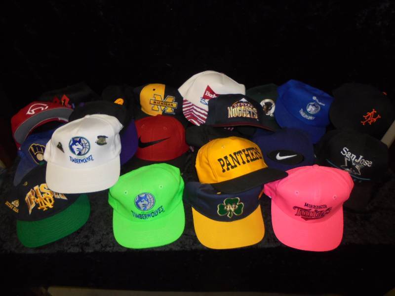 lot 32 image: Lot - Misc Baseball Hats