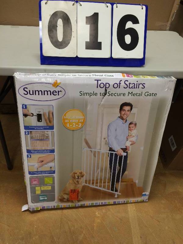 Summer Infant 30 in. Top of Stairs White Simple to Secure Metal Gate