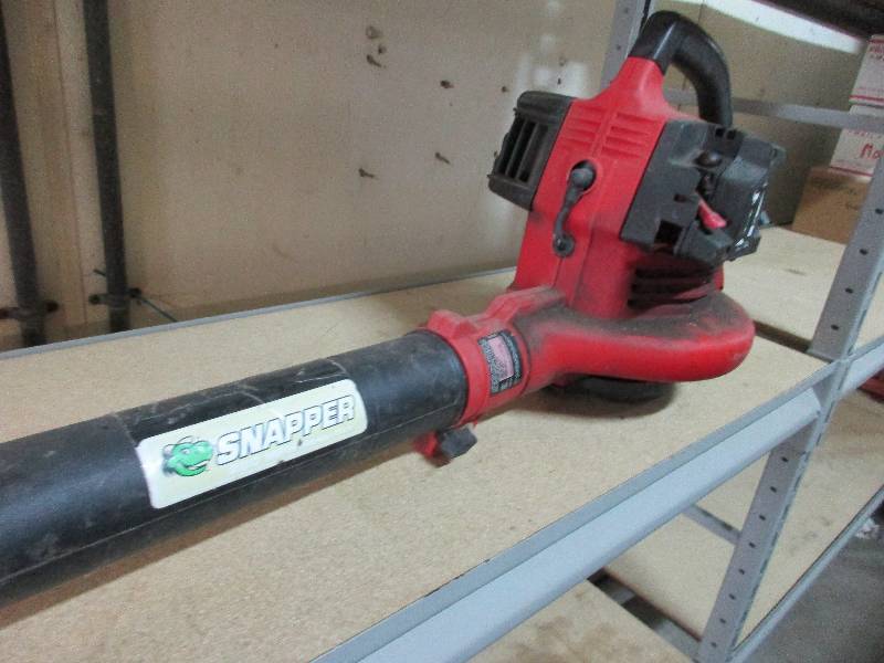 lot 9 image: Leaf blower