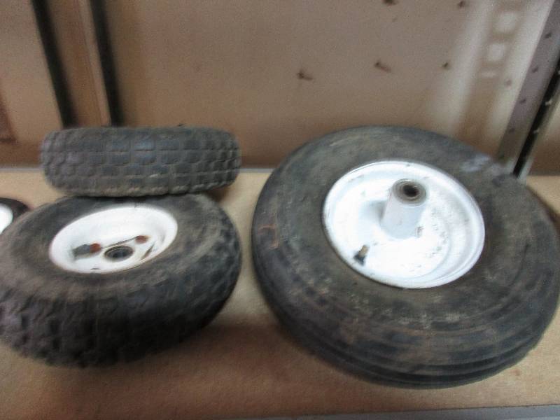 lot 11 image: Wheels