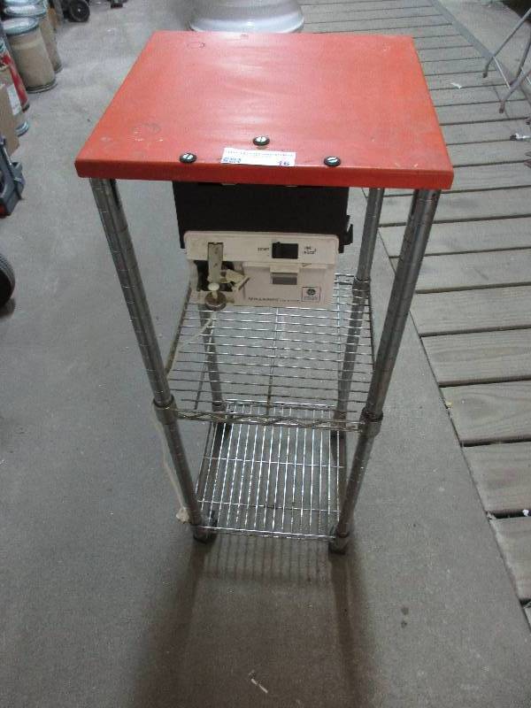 lot 16 image: Electric can opener