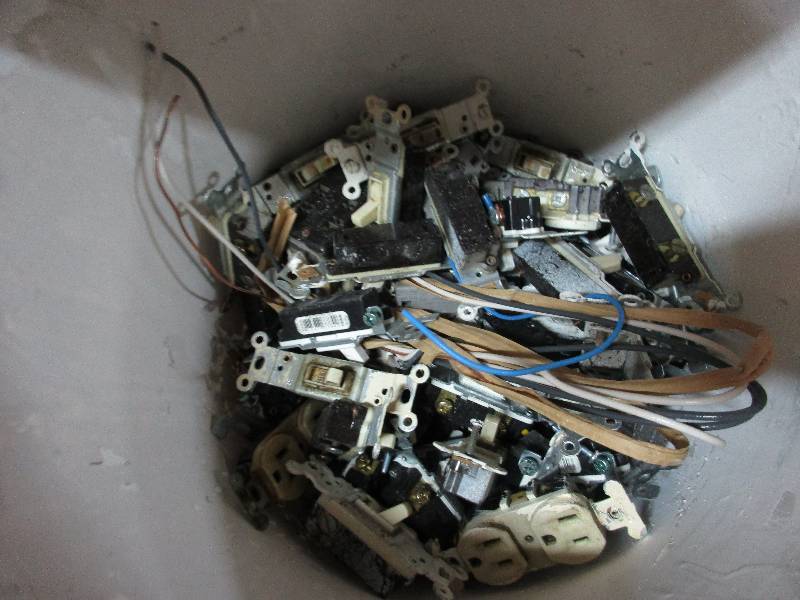 lot 19 image: Switches