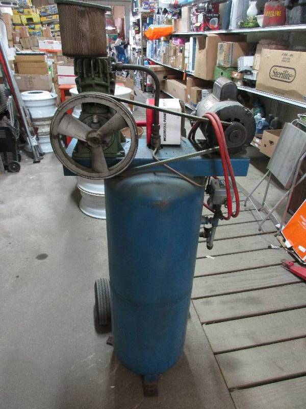 lot 29 image: Air compressor