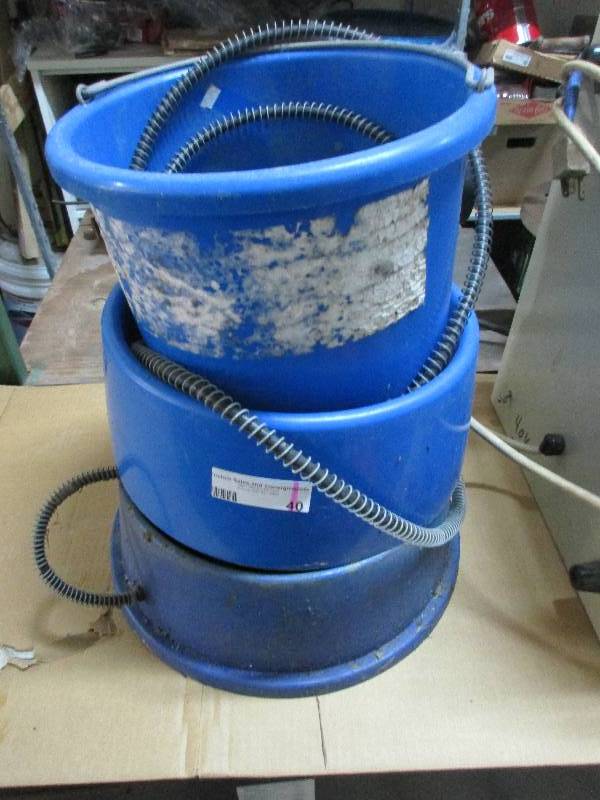 lot 40 image: 4 heated animal water dishes