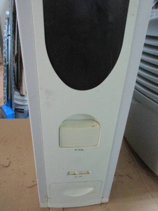 lot 43 image: 150 gram dispenser