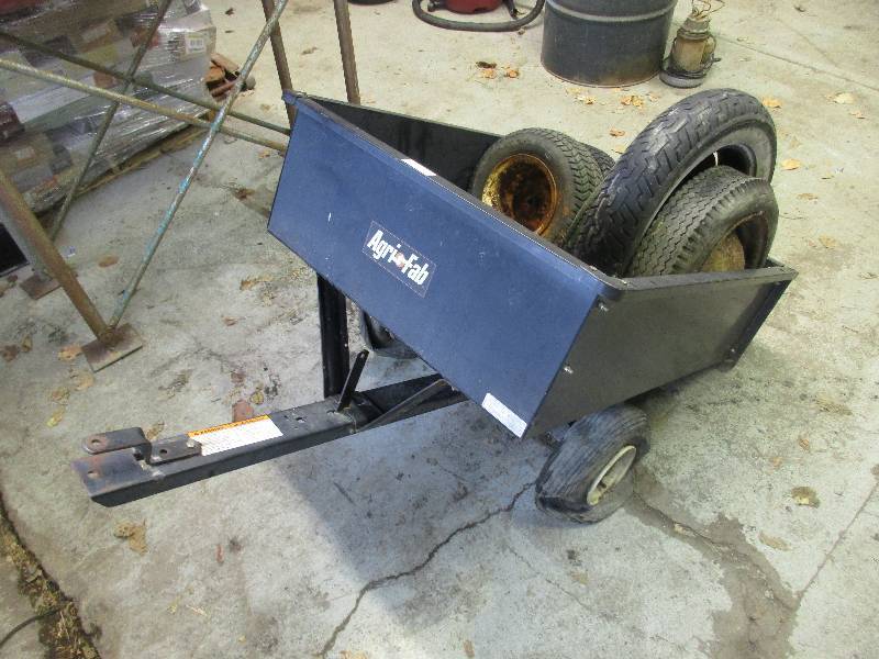 lot 76 image: Agri fab dump trailer 30x 40 w 5 assorted sized tires inside