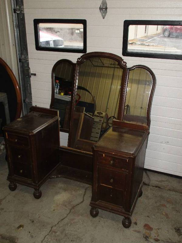 lot 81 image: antique dresser w vanity