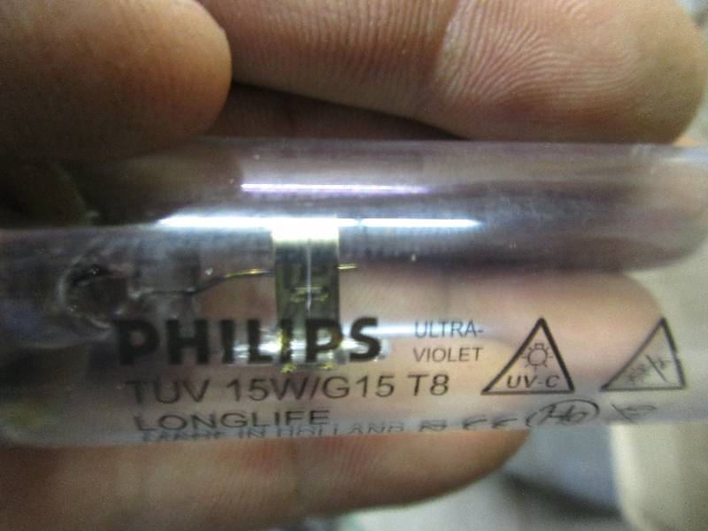 lot 82 image: Fluorescent bulbs Phillips TUV 15wG15 T8 long life about 25 bulbs