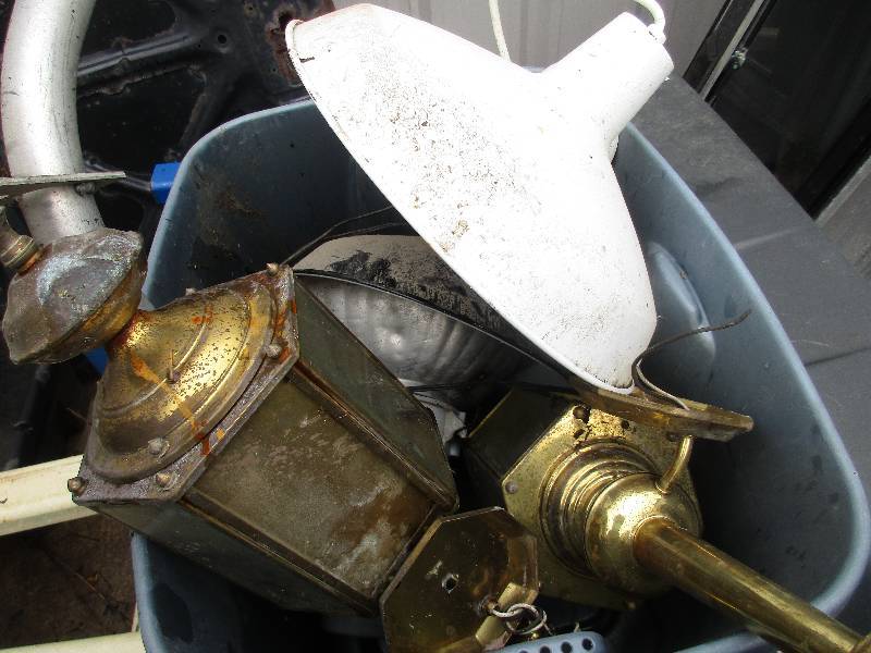 lot 92 image: tote of outdoor lighting