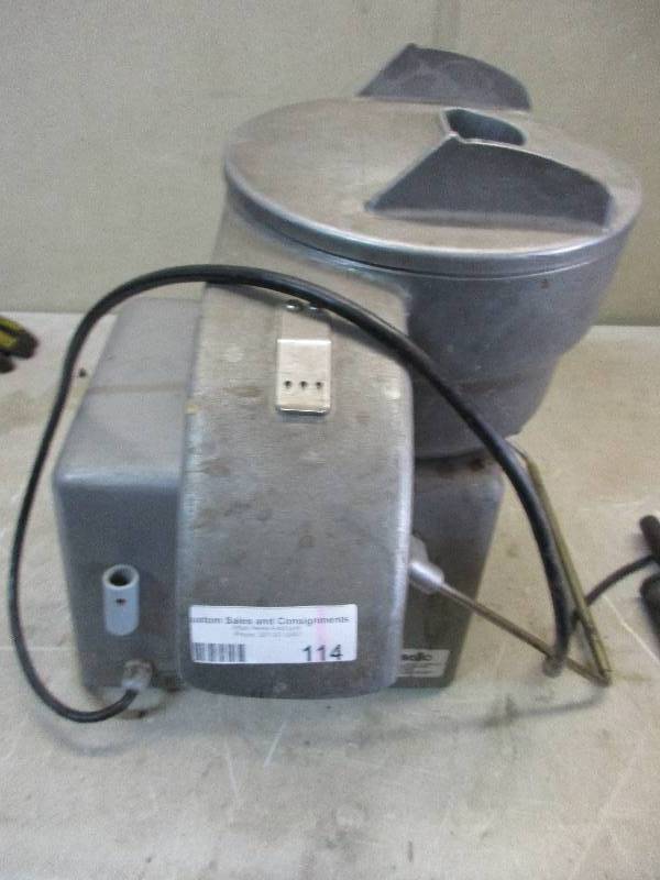 lot 114 image: industrial juicer - automatic brand
