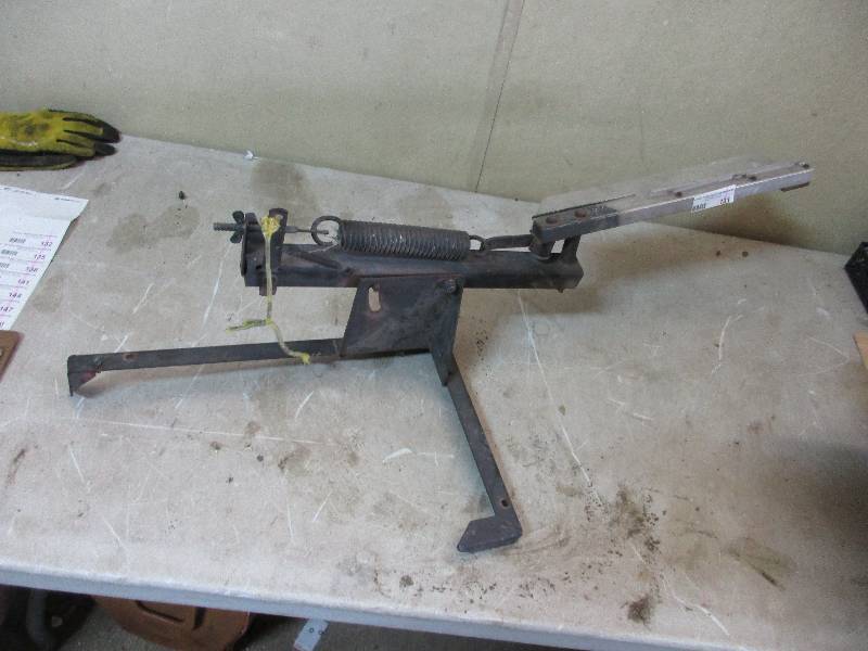 lot 131 image: clay pigeon thrower