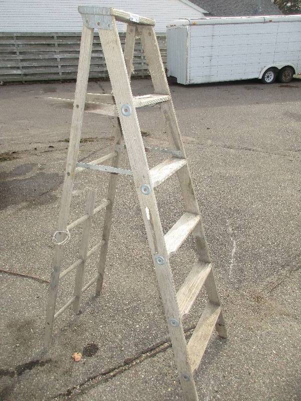 lot 137 image: 6 wood ladder