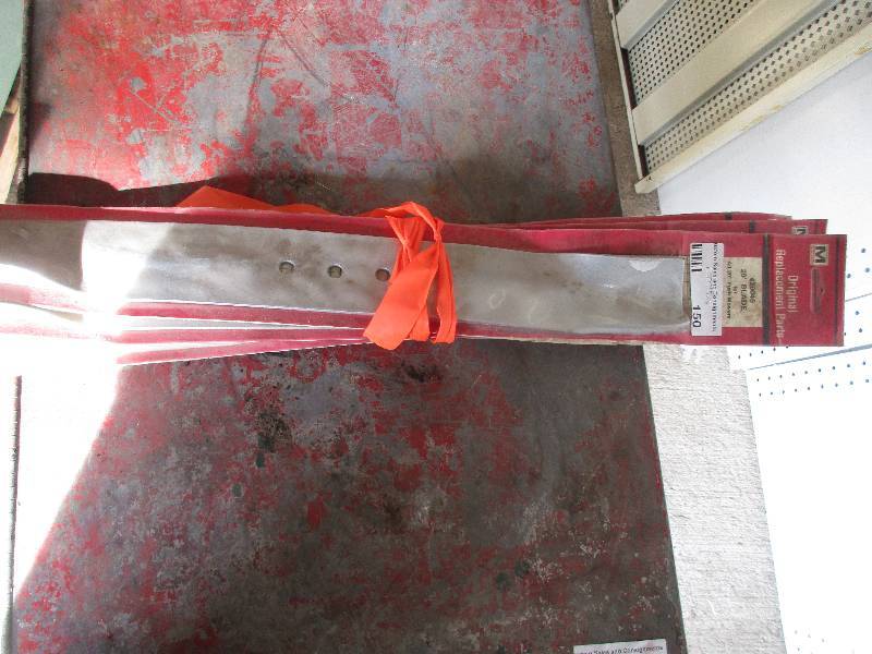 lot 150 image: 3 - 20 push mower blades