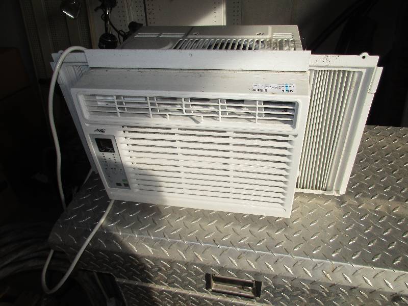 lot 156 image: Arctic King window ac unit w remote