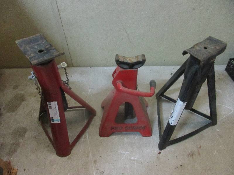 lot 169 image: 3 jack stands