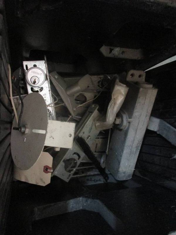 lot 171 image: bin of door closing hinges