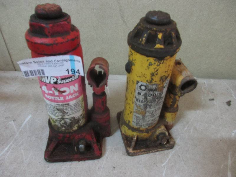 lot 194 image: 2 bottle jacks 4 tons each