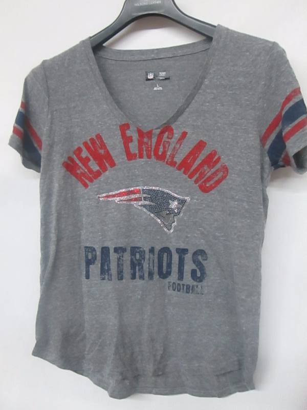 lot 63 image: G-III Sports NFL Any Given Sunday V-Neck Tee