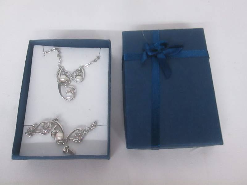 lot 74 image: Pearl & CZ Accent Jewelry Set