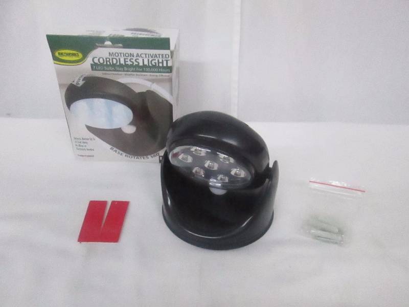 lot 70 image: Ideaworks Motion-Activated Light - Black