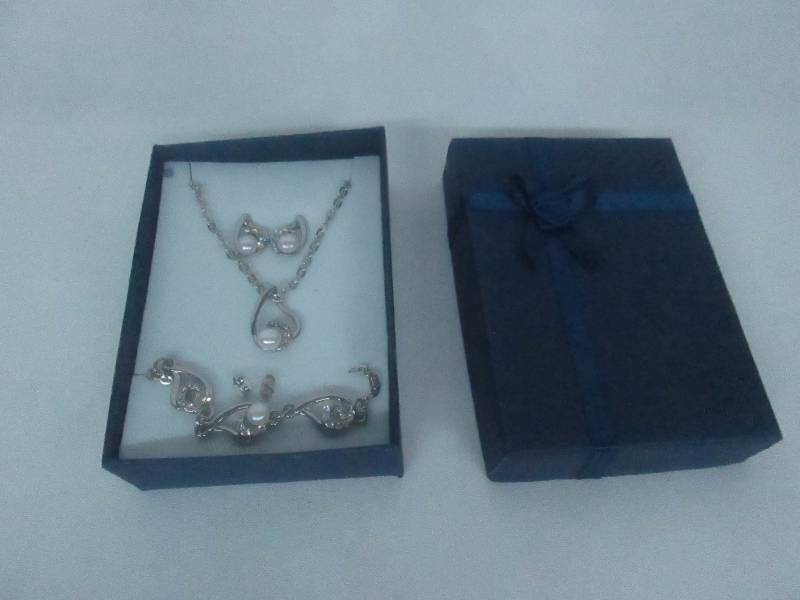 lot 75 image: Pearl & CZ Accent Jewelry Set