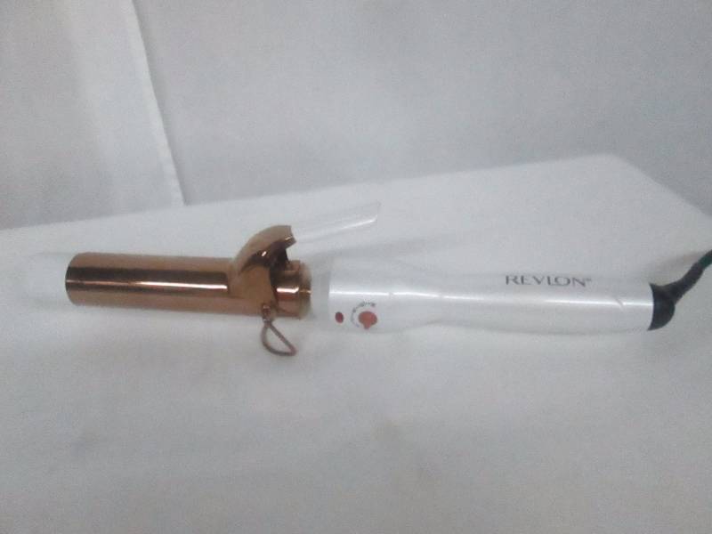 lot 48 image: Revlon 1-14 Curling Iron Rose Gold