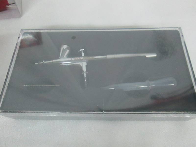 lot 12 image: Airbrushing Kit