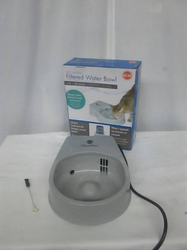 lot 36 image: CleanFlow Pet 80-oz. Automatic Water Dish