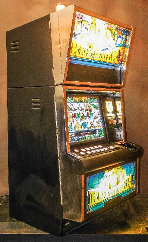 lot 1007 image: KONAMI HERCULITE RELIC HUNTER VIDEO SLOT MACHINE
