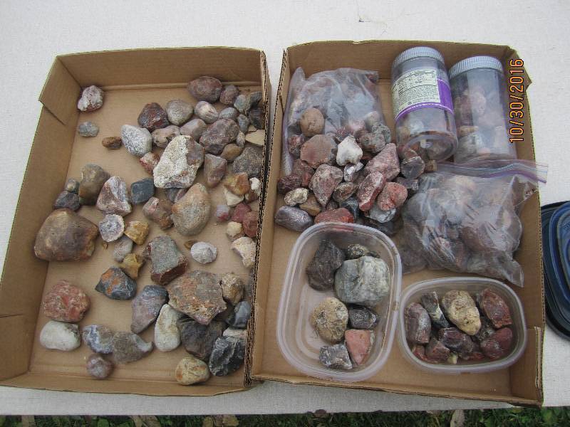 Lot of agate and rocks...