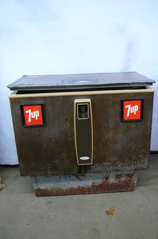 lot 20 image: Bottle Vending Machine