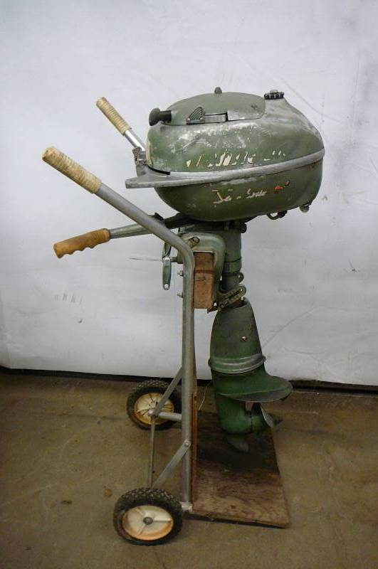 lot 21 image: Vintage Boat Motor
