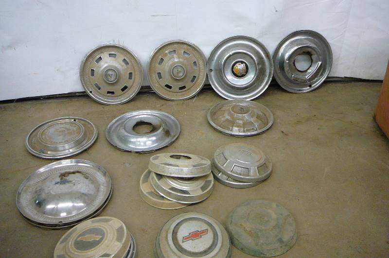 lot 38 image: Lot of Vintage Hub Caps