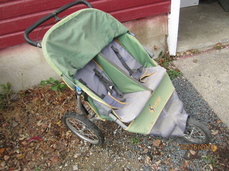 lot 30 image: Double seat stroller...