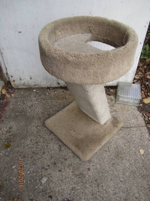 lot 40 image: Cat stand...