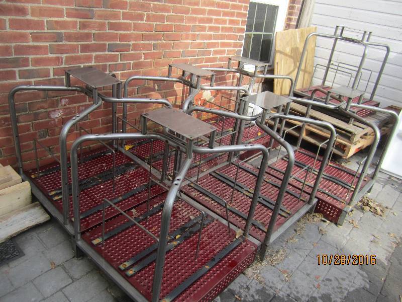 lot 43 image: Lot of 7 metal bases for a work tab...