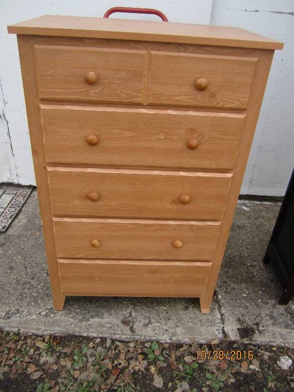 lot 48 image: Dresser 30 x 18 top  47 tall...