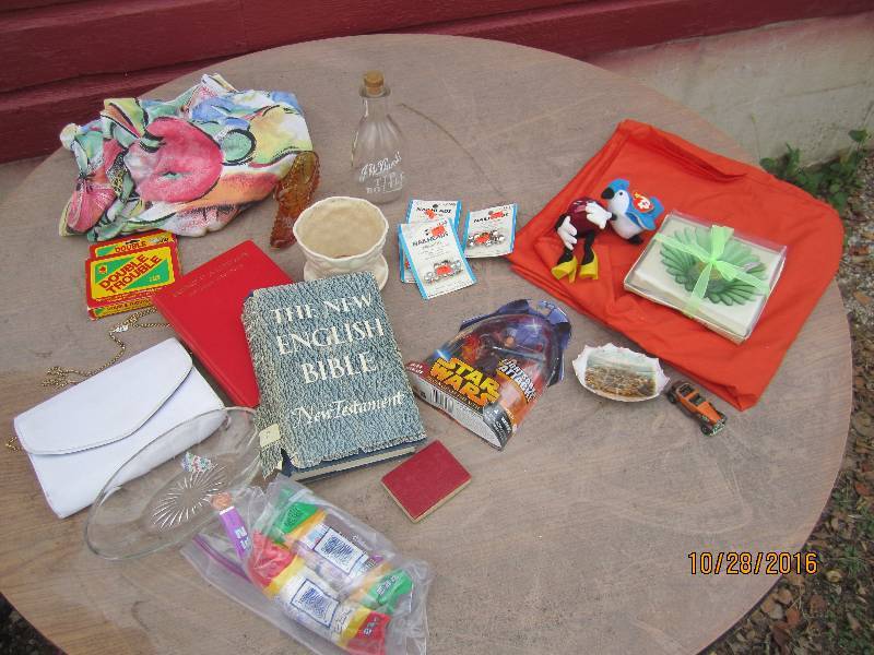 lot 61 image: Lot of vintage glass and collector ...
