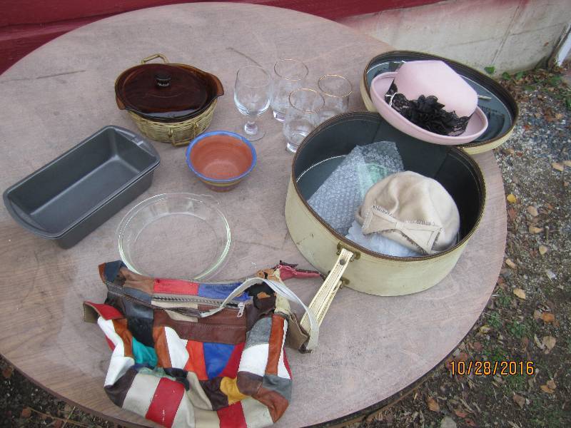 lot 64 image: Lot of vintage glass and hats in a ...