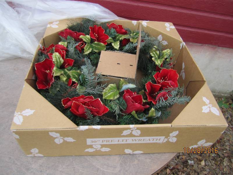 lot 65 image: 30 pre lit wreath...