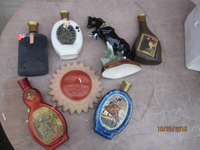lot 68 image: Lot of vintage collector bottles...