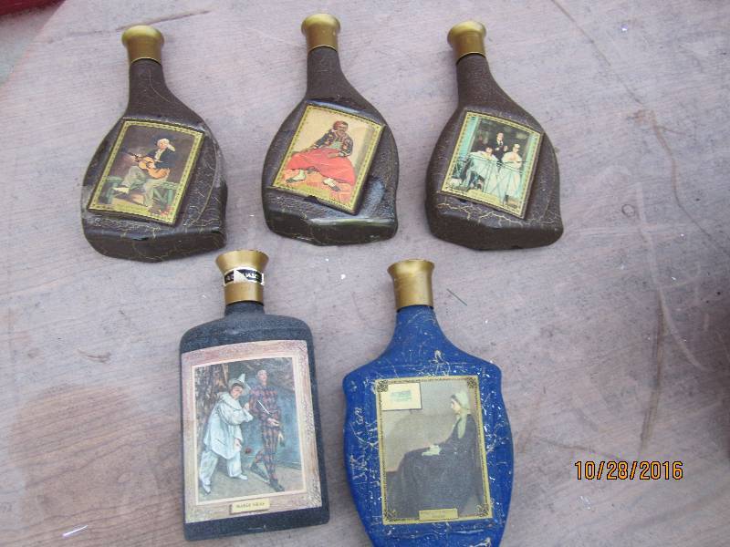 lot 69 image: Lot of vintage collector bottles...