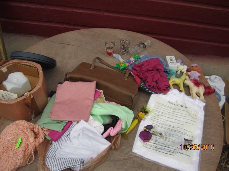 lot 77 image: Vintage 6 pack cooler, purse, fabri...