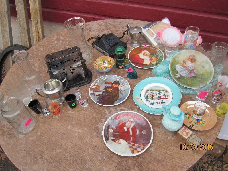 lot 78 image: Lot of collector plates, Avon, Glas...