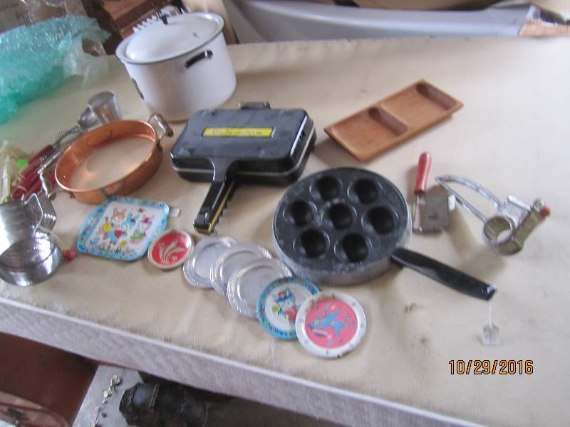 lot 82 image: Lot of vintage kitchenware...