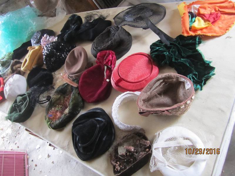 lot 83 image: Lotof ladies vintage hats...