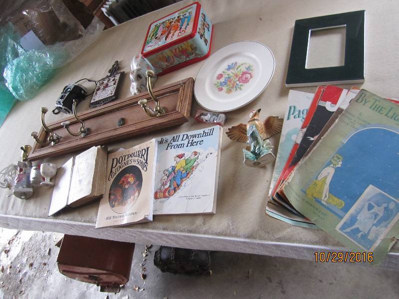 lot 86 image: Lot of vintage collector items...