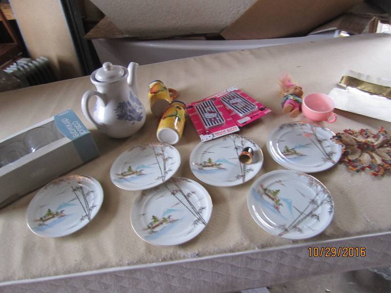 lot 90 image: Lot of glassware and crochet...