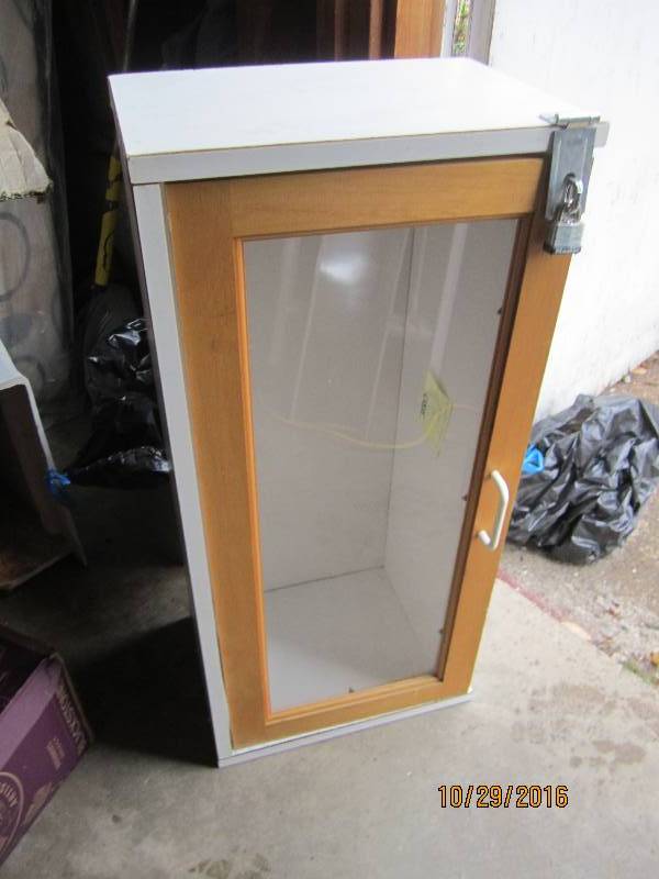 lot 91 image: 15 x 33 front glass display case...
